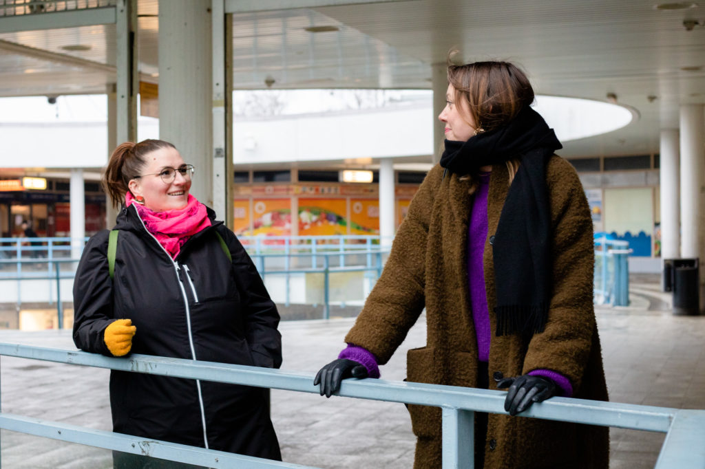 Auer ja Haglund nojaavat kaitseeseen, katsovat toisiaan hymyillen.