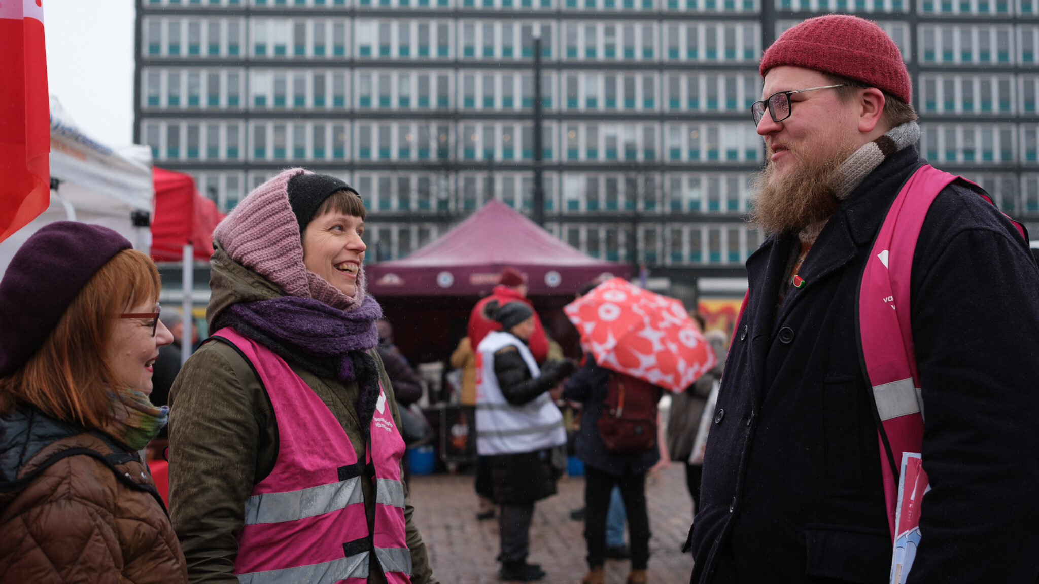 Helsingin Vasemmistoliiton aktiiveja Hakaniemen torilla. 