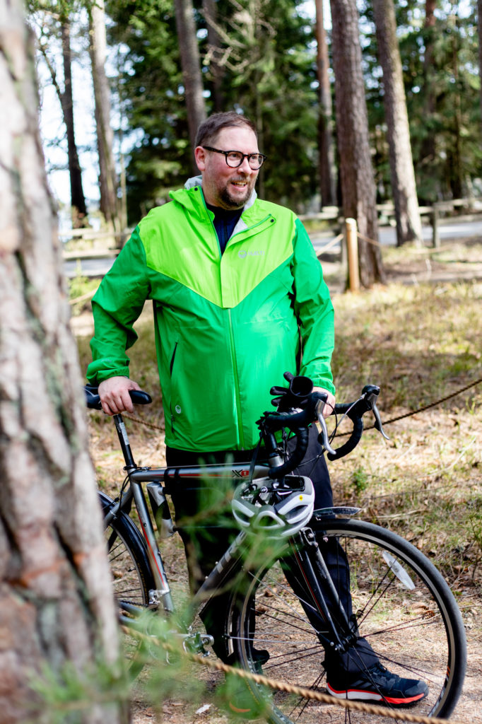 Arhinmäki taluttaa pyörää metsässä.
