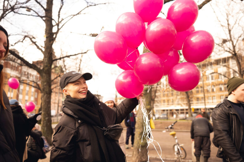 Minja Koskela keväisessä Kalliossa ilmapallojen kanssa.